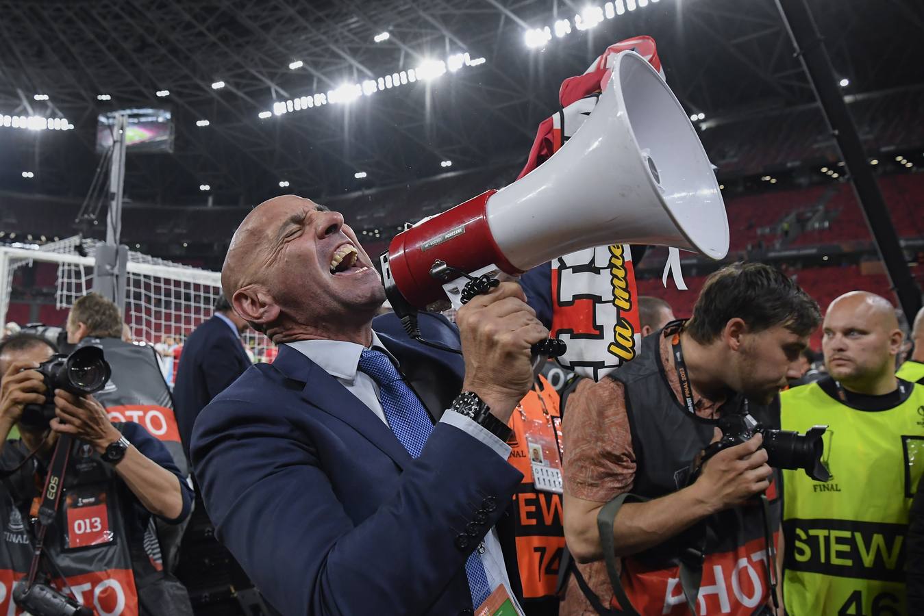Monchi se dirige a los aficionados del Sevilla en el Puskas Arena de Budapest