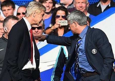 Imagen secundaria 1 - Víctor Valdés intentando sacar a Mourinho del césped del Camp Nou en la famosa noche de los aspersores de 2010. El luso, enfrentándose con Wenger, uno de los máximos 'enemigos' en la Premier y celebrando un gol en Mestalla en 2012