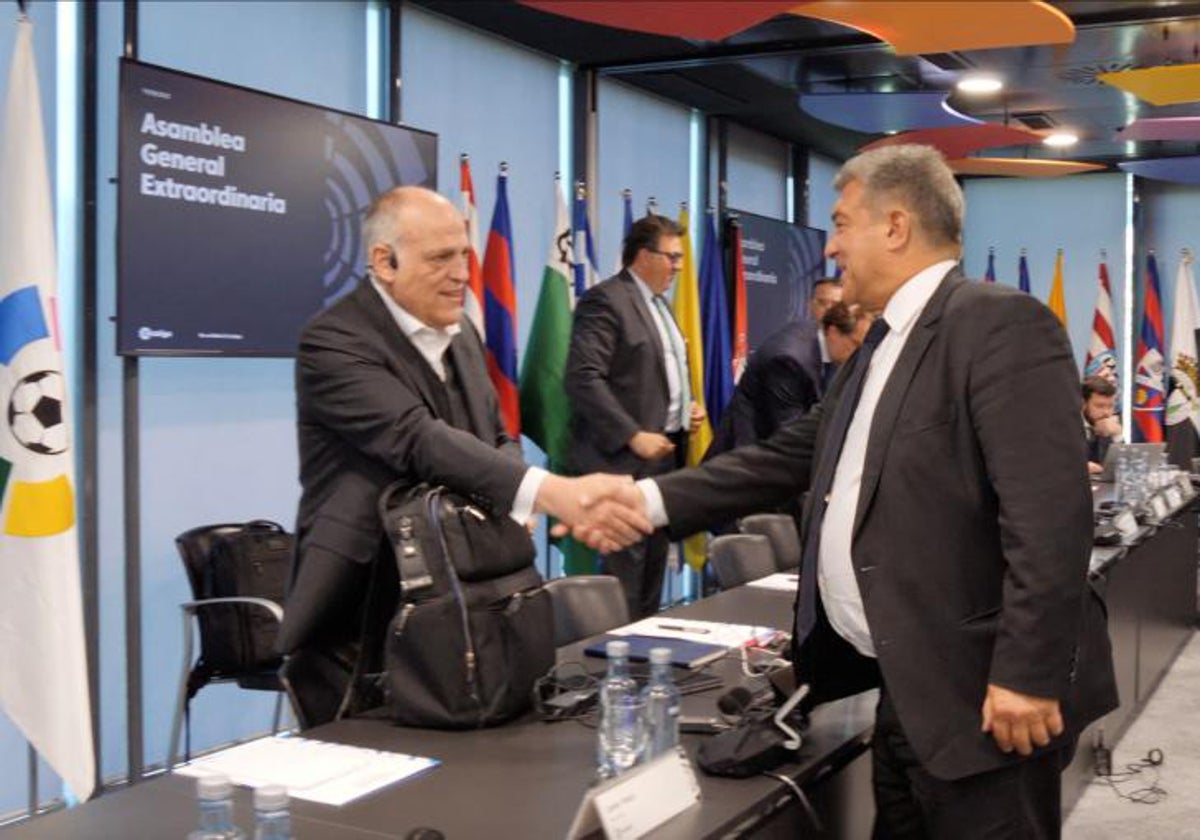 El presidente del Barça, Joan Laporta, saluda al de La Liga, Javier Tebas