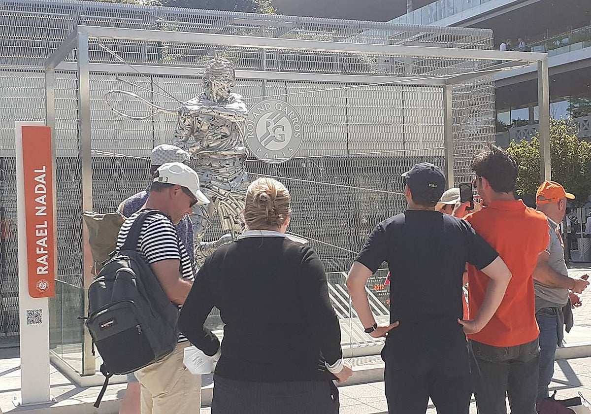 Aficionados se inmortalizan con la estatua de Nadal en Roland Garros