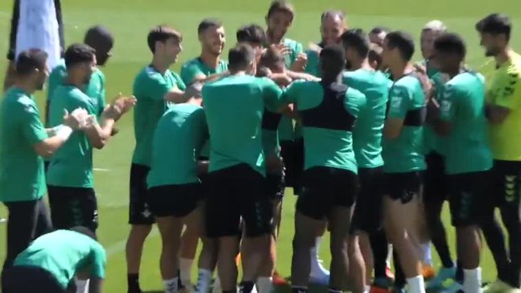 Joaquín acaba manteado por sus compañeros en su último entrenamiento con el Betis