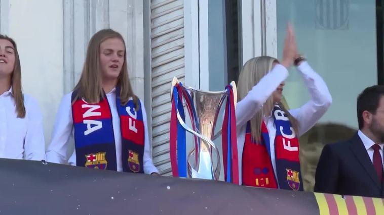 El FC Barcelona femenino llena la plaza Sant Jaume para celebrar la Copa de Europa