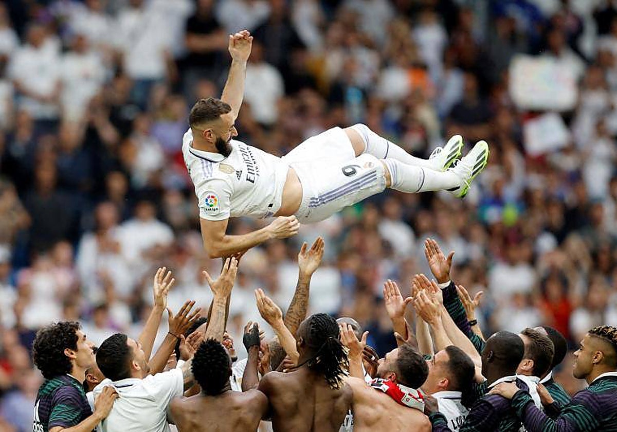 Benzema, manteado por su compañeros