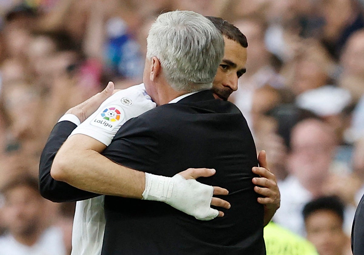 Ancelotti y Benzema, en su abrazo de despedida