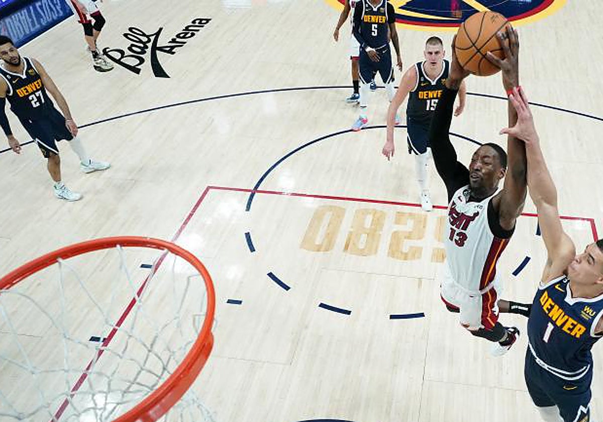Adebayo se dispone a machacar el aro de los Nuggets durante el segundo partido de las Finales