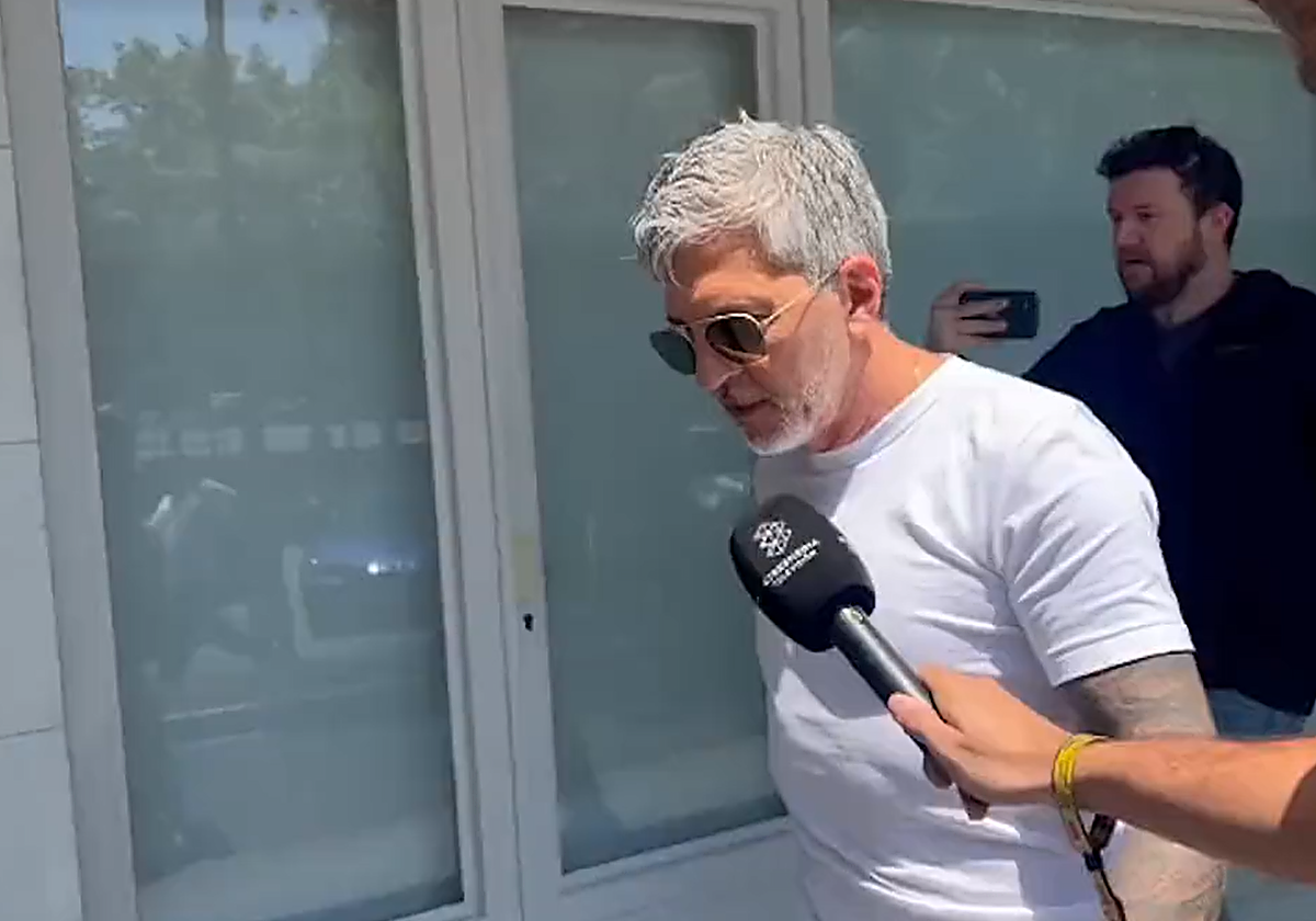 Jorge Messi a la salida de su reunión con Laporta