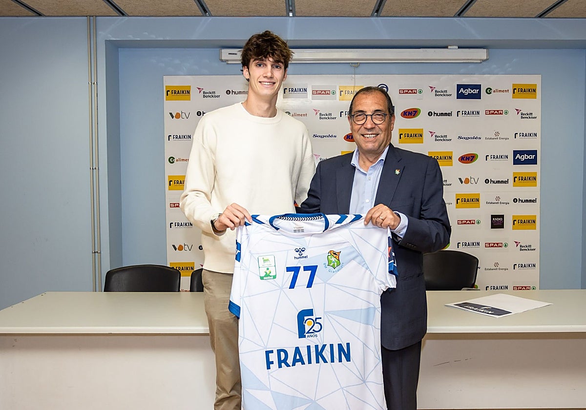 Pablo Urdangarín en muestra la camiseta de su nuevo equipo