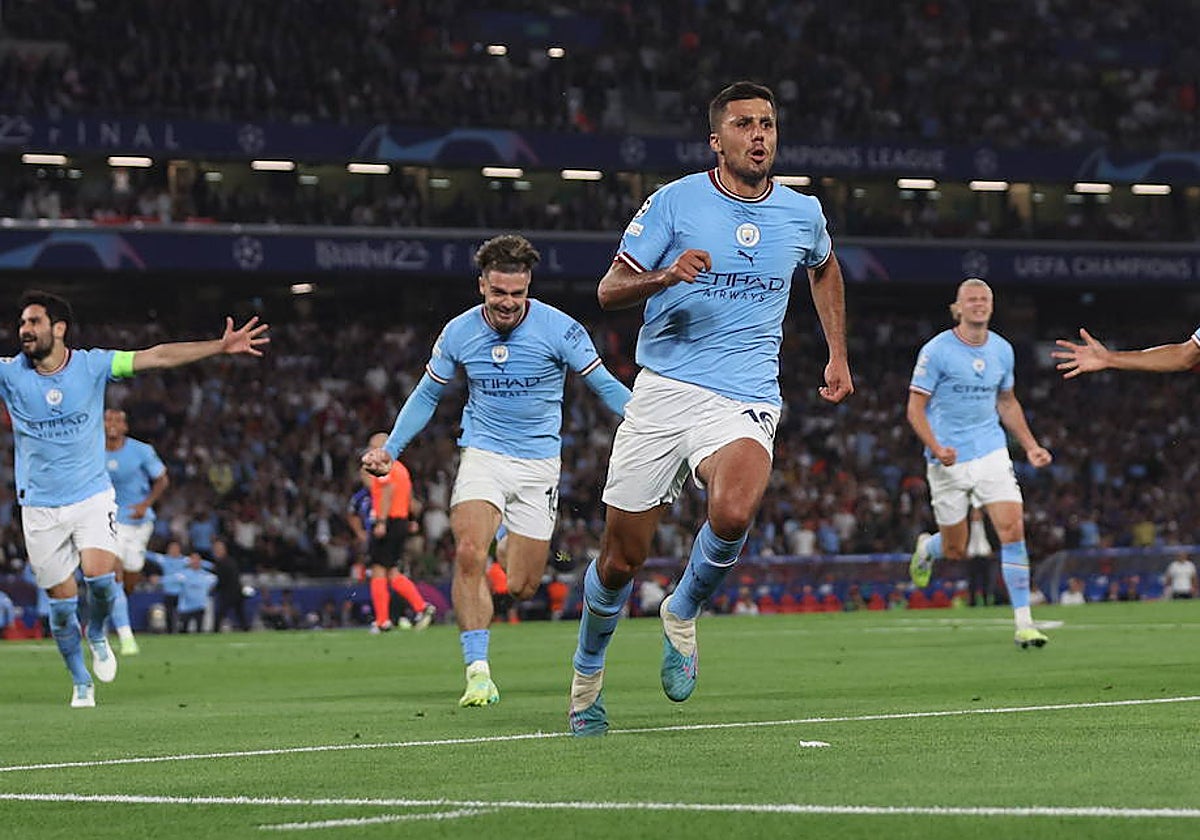 Rodri y el resto de jugadores del City celebran el gol de la victoria