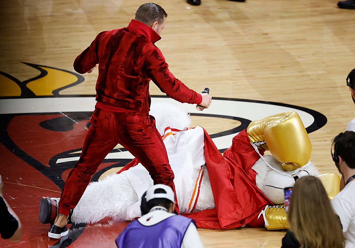 'Burnie', la mascota de los Miami Heat, en el suelo tras el puñetazo de McGregor