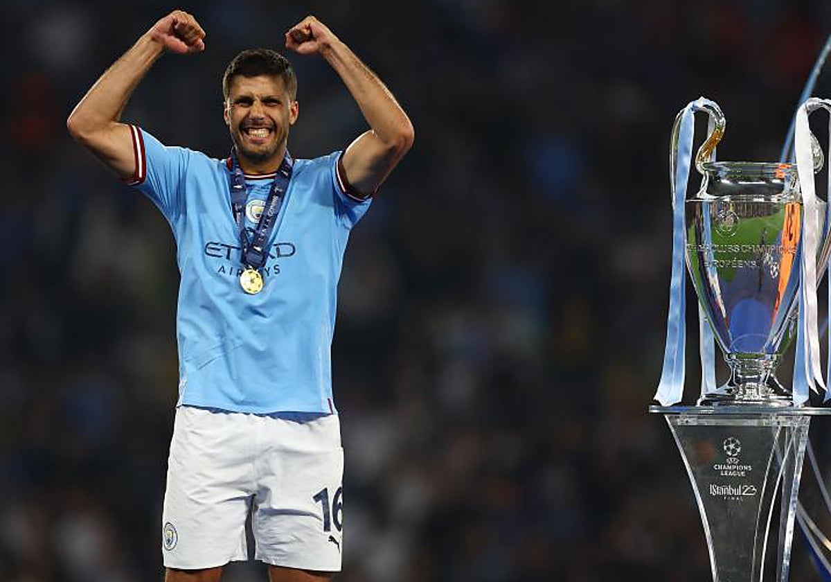 Rodri levanta los brazos junto a la copa de la Champions