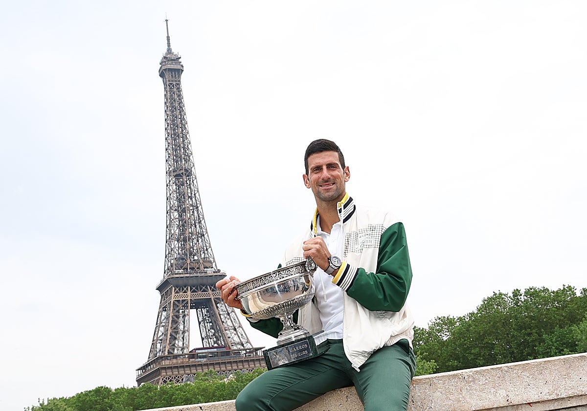 Novak Djokovic posa con al Copa de los Mosqueteros frente a la Torre Eiffel