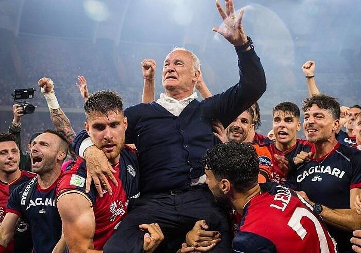 Ranieri celebra con los jugadores del Cagliari el ascenso a la serie A italiana
