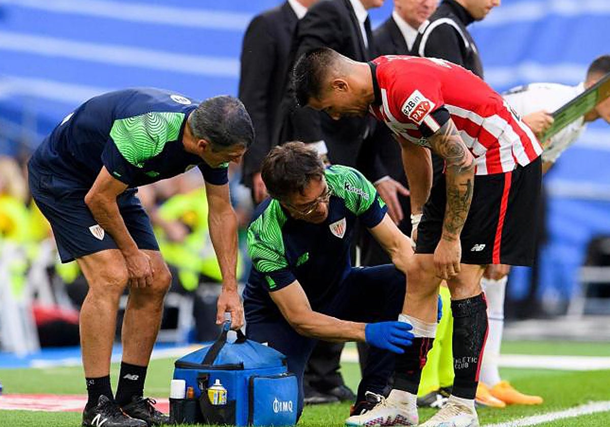 Yuri siendo atendido tras la entrada de Carvajal