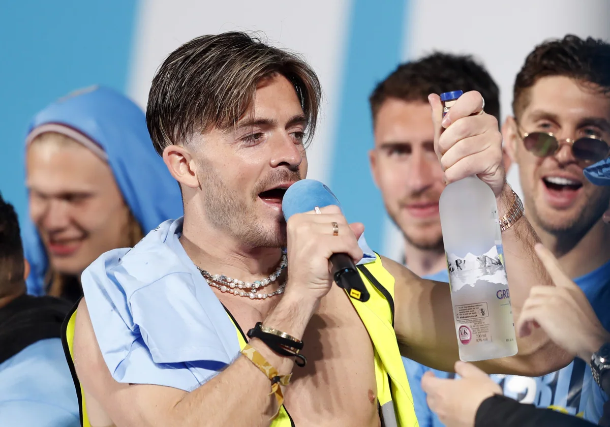 Grealish, vodka en mano, dedica unas palabras a la afición del Manchester City