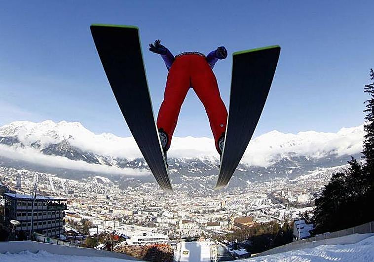 Un saltador de esquí en una imagen de archivo