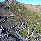 Expulsados 31 ciclistas en el Giro sub-23 por agarrarse a coches durante una ascensión