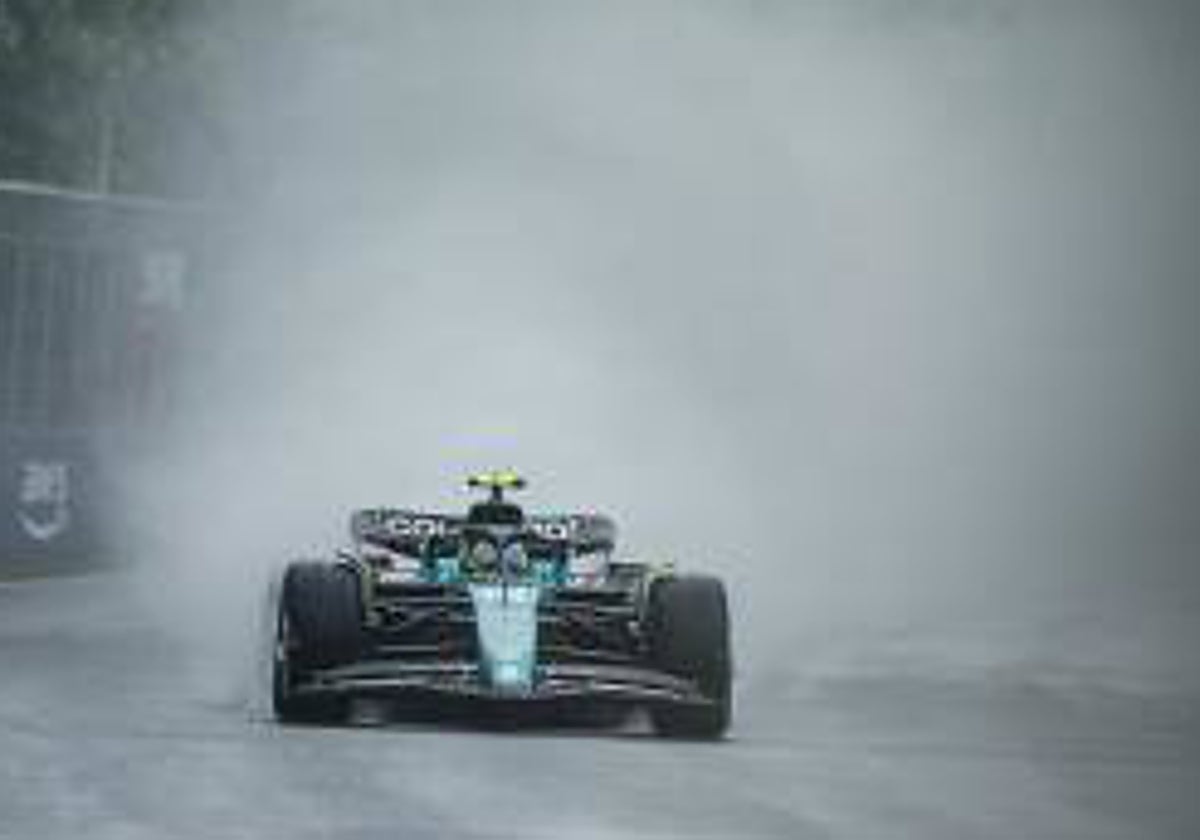 Alonso, con el Aston Martin en la lluvia