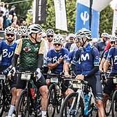 La sobrada innecesaria de Alejandro Valverde: gana a los cicloturistas de la Quebrantahuesos y bate el récord