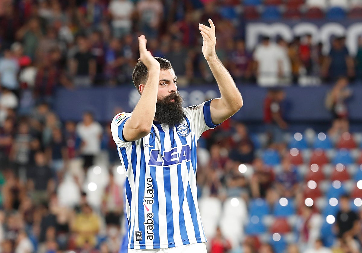 Villalibre, héroe del Alavés, celebra el ascenso con su hinchada