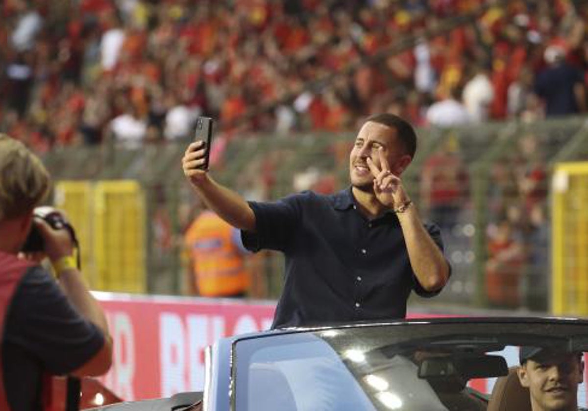 Hazard se dio un baño de masas en el estadio Rey Balduino