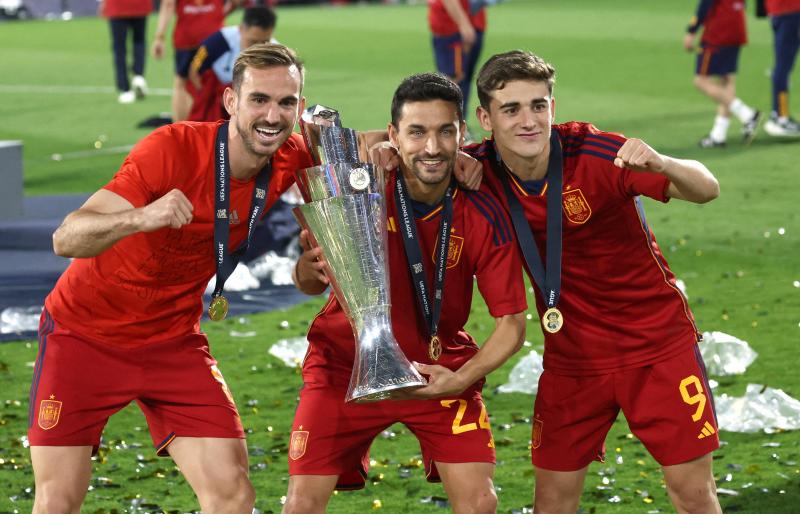 Fabián y Gavi flanquean a Jesús Navas, que anoche se convirtió en el primer futbolista en ganar el Mundial, la Eurocopa y la Nations League