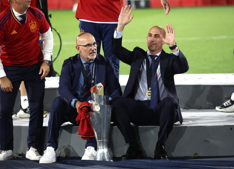 El seleccionador Luis De la Fuente conversa con José Luis Rubiales, presidente de la RFEF, junto a la copa de campeones