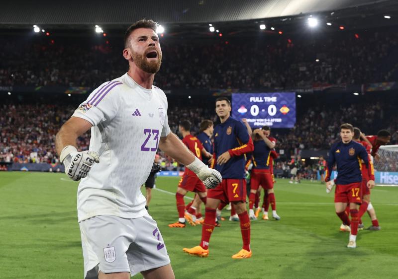 Unai Simón, héroe de la final, celebra el título