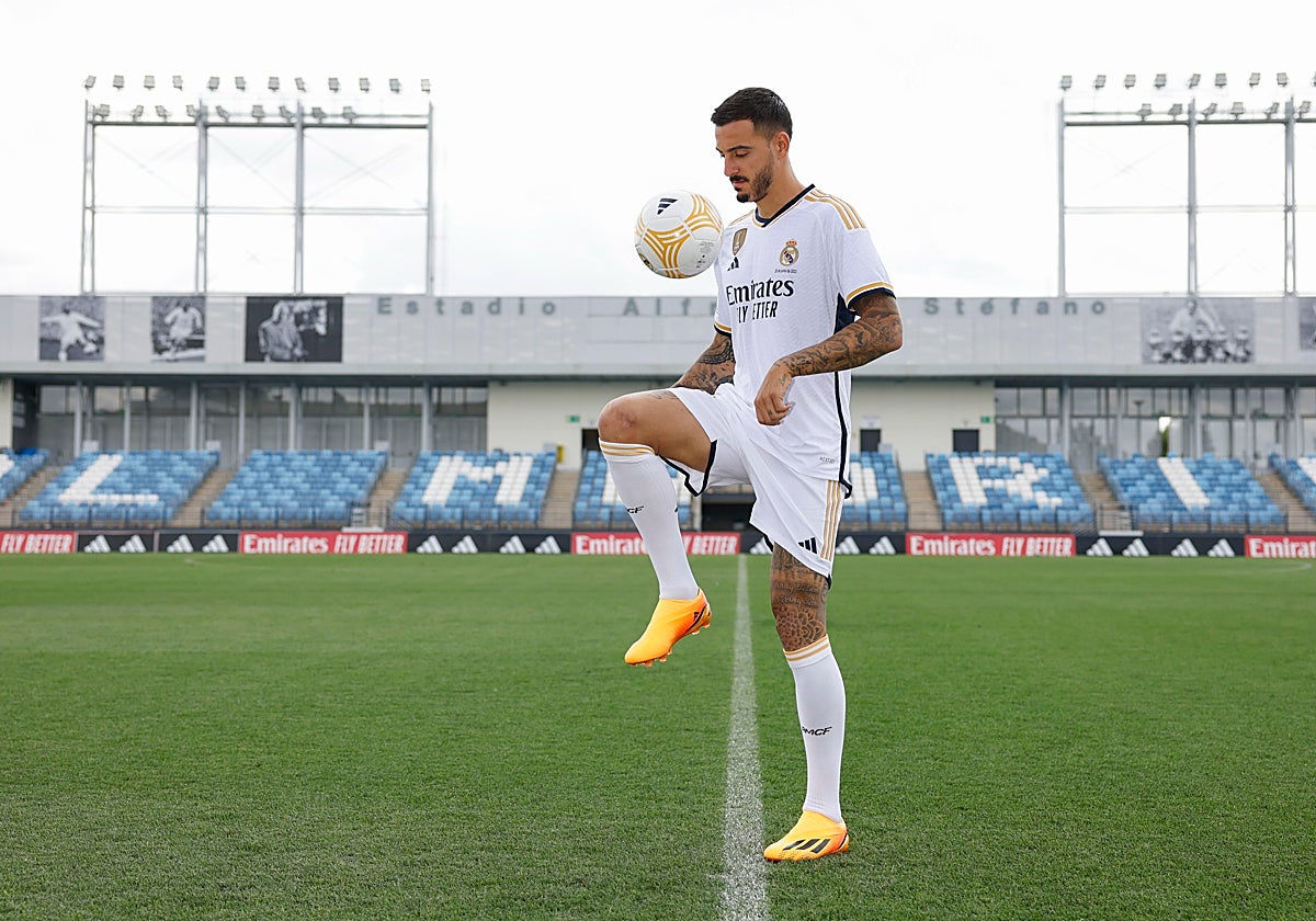 Joselu, en sus primeros instantes como nuevo futbolista del Real Madrid