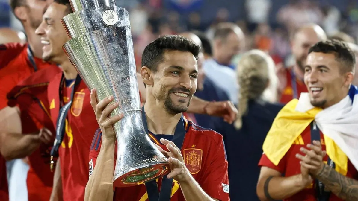 Jesús Navas levantando el trofeo de la Nations League obtenido por la selección española ante Croacia