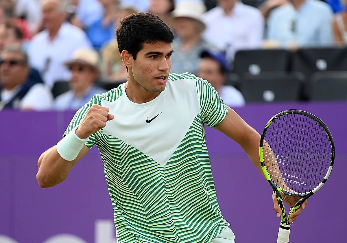 Alcaraz celebra la victoria ante Dimitrov