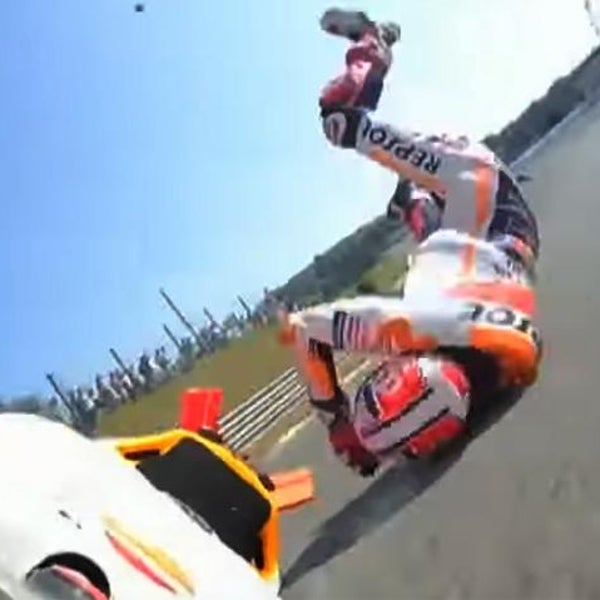 No hay manera de acabar en pie: nueva caída de Marc Márquez por un despiste