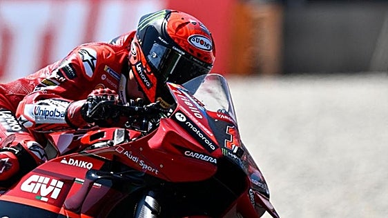 Bagnaia gana en Assen una accidentada carrera y Aleix sube al podio por una sanción a Binder