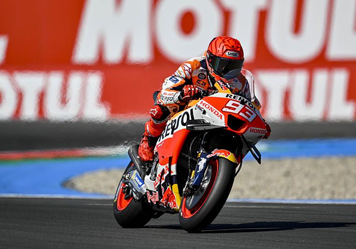 Marc Márquez pilota por el circuito de Assen