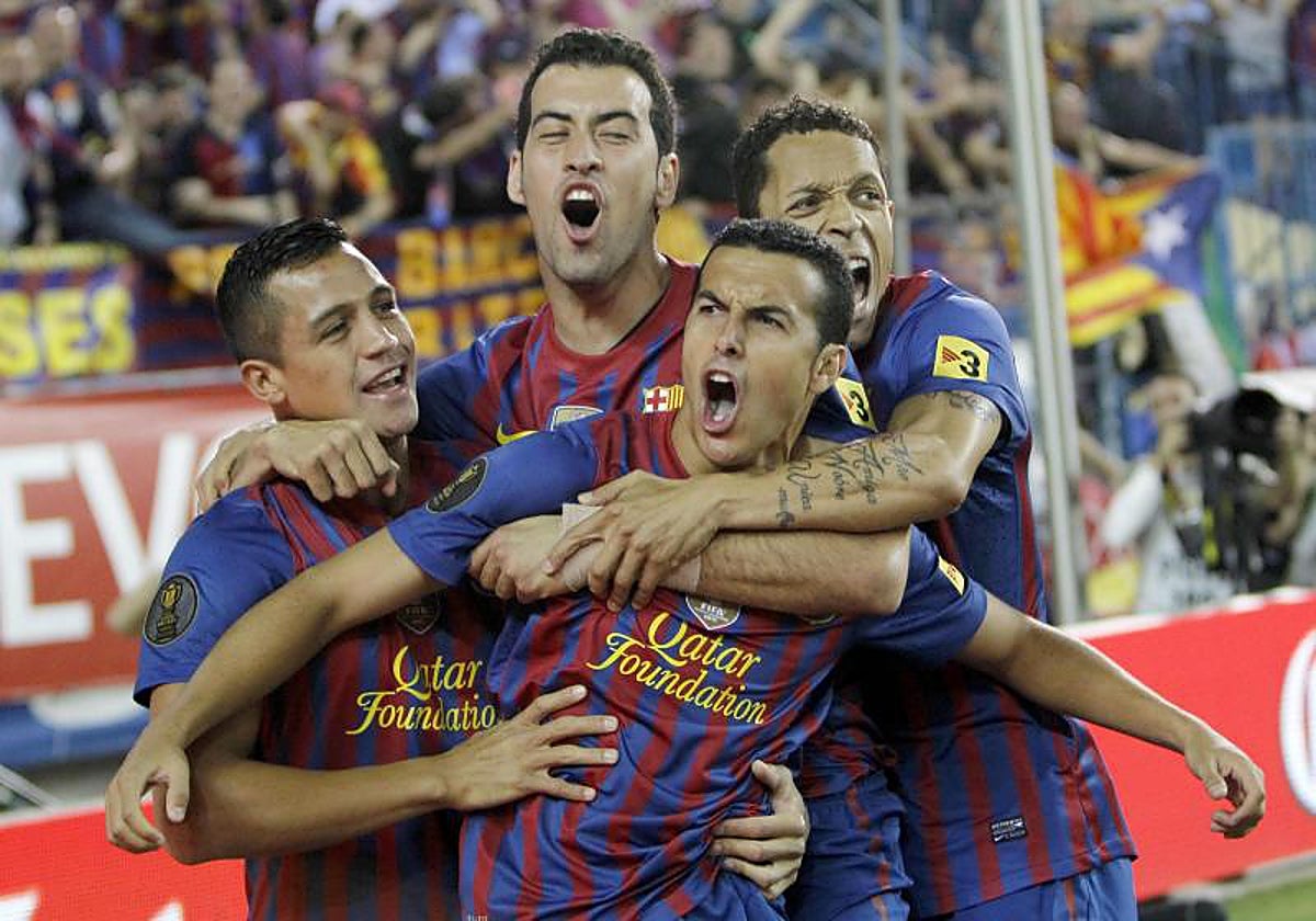 Alexis, Busquets y Adriano abrazan a Pedro tras el gol del canario en la final de la Copa del Rey