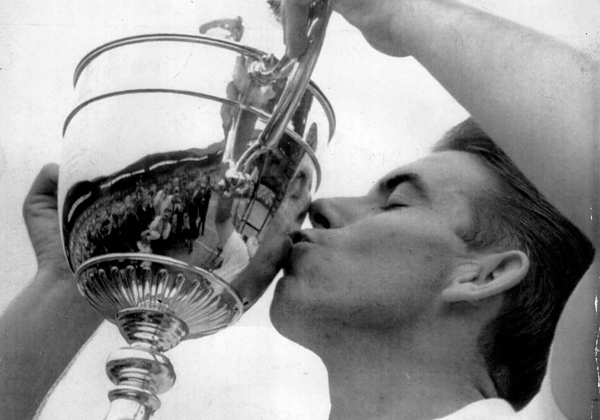 Manolo Santana besa el trofeo de Wimbledon