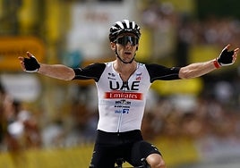 Adam Yates golpea primero en un inicio de Tour empañado por el abandono de Mas