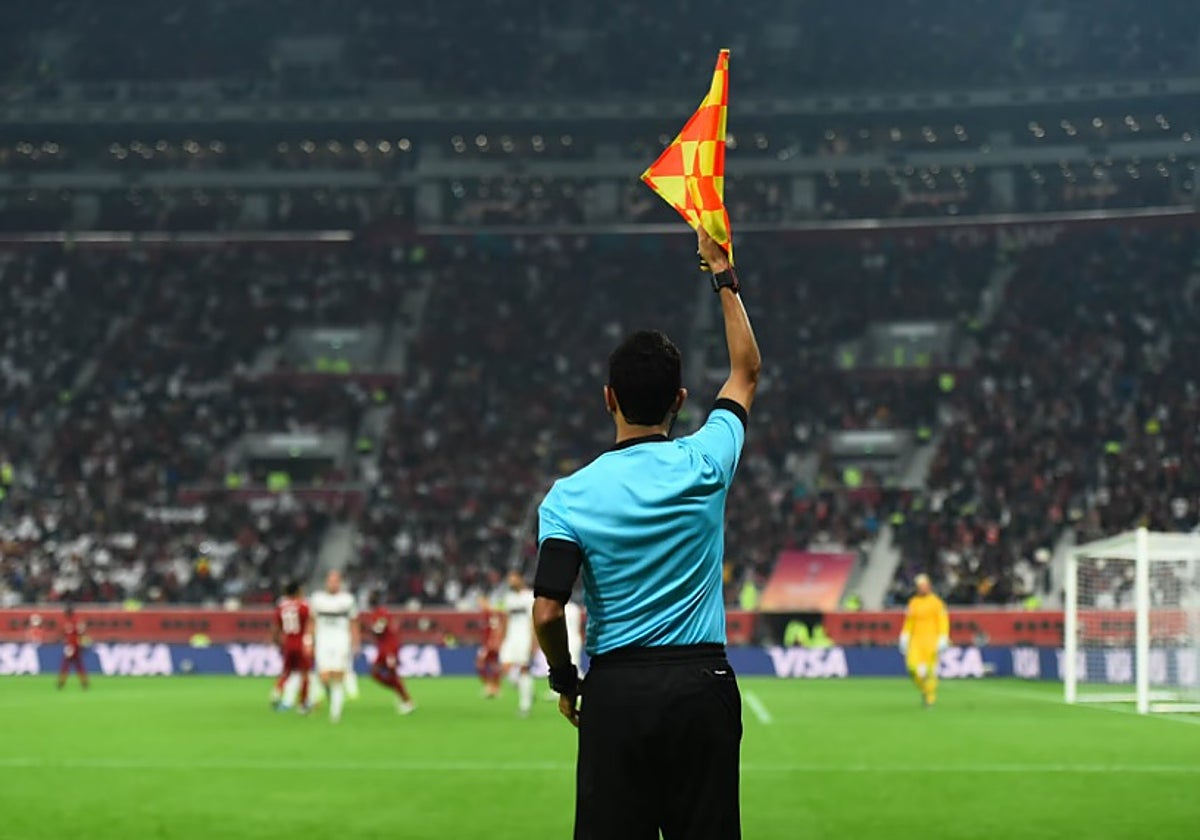 Todo el cuerpo del atacante deberá estar adelantado para señalar fuera de juego