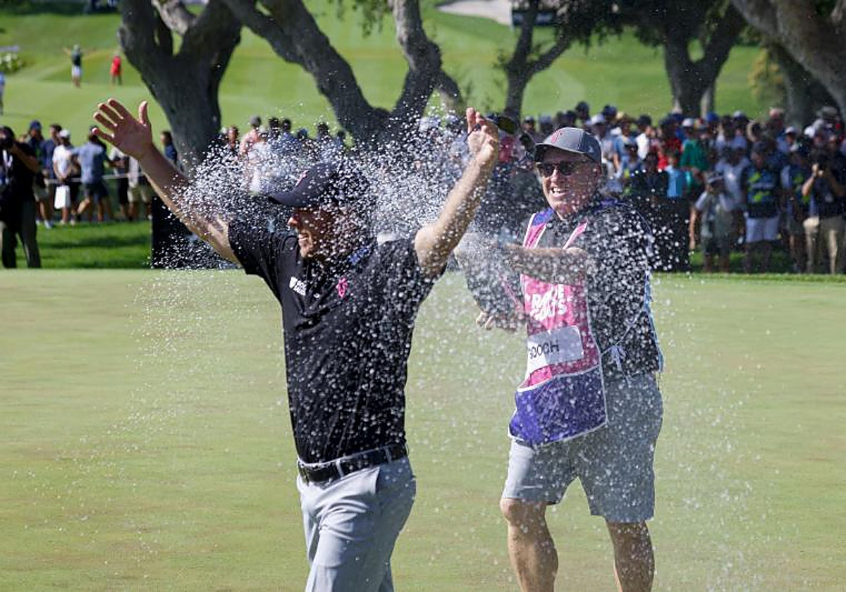 Gooch celebra su victoria en el campeonato LIV Golf Andalucía