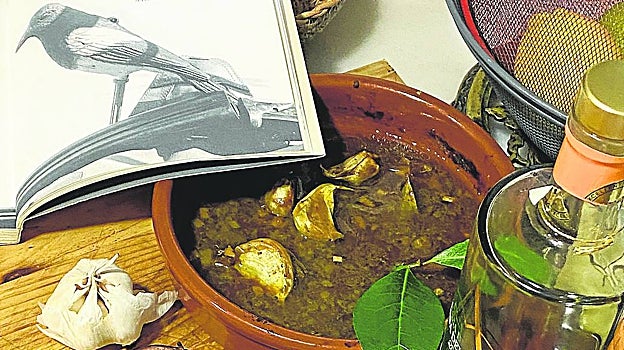 Asado de jabalí con algunos de sus ingredientes