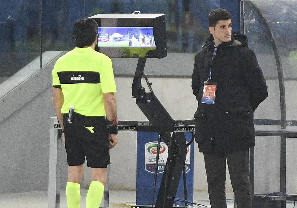 El árbitro italiano Fabio Maresca observa el VAR durante un  Lazio-Génova