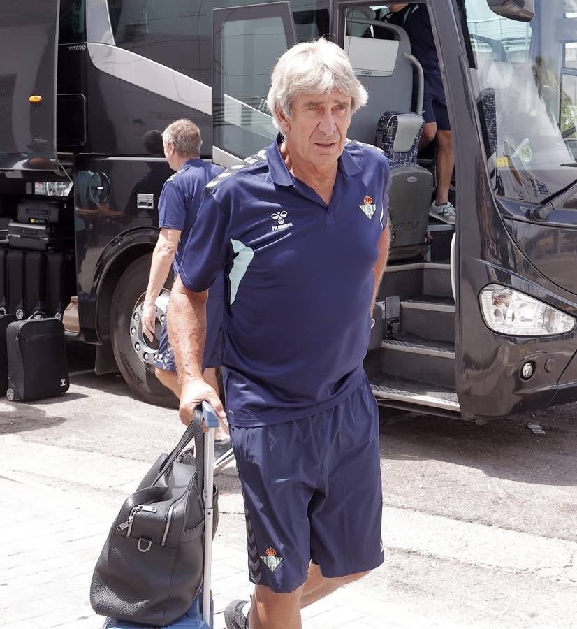 Salida de la plantilla del Betis hacia Alemania desde el aeropuerto de San Pablo