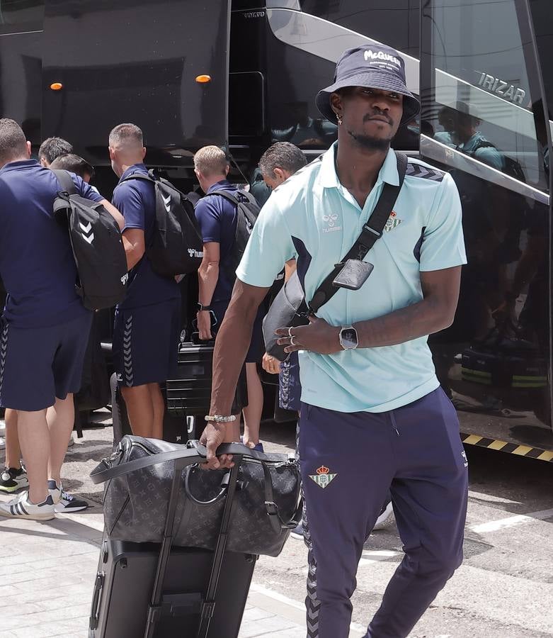 Salida de la plantilla del Betis hacia Alemania desde el aeropuerto de San Pablo