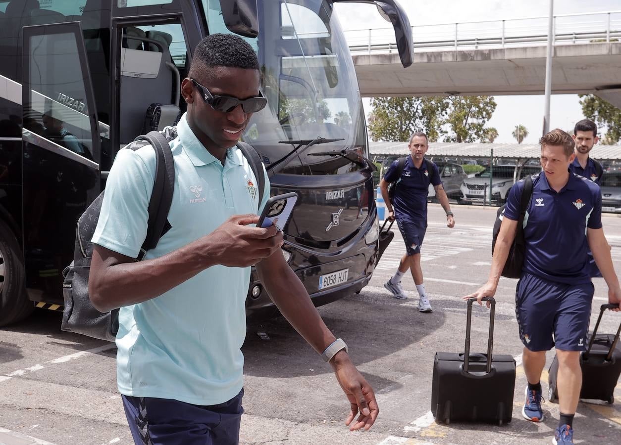 Salida de la plantilla del Betis hacia Alemania desde el aeropuerto de San Pablo