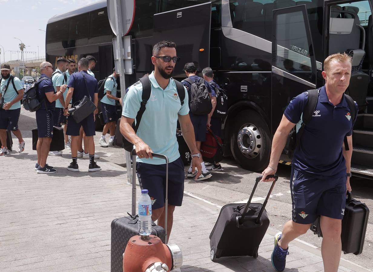 Salida de la plantilla del Betis hacia Alemania desde el aeropuerto de San Pablo