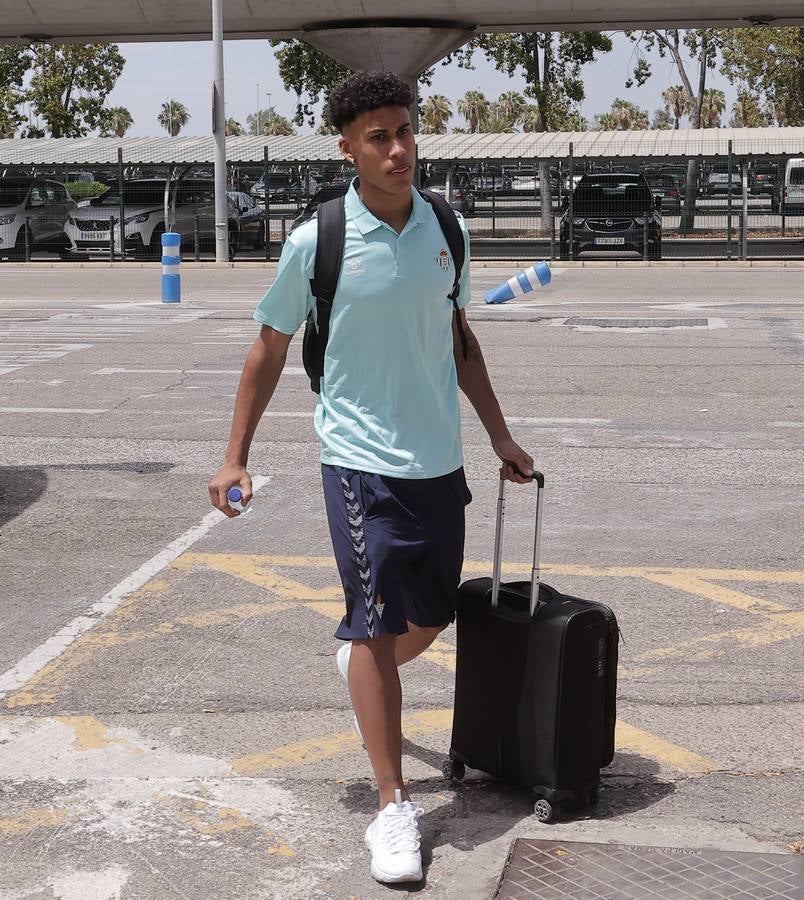 Salida de la plantilla del Betis hacia Alemania desde el aeropuerto de San Pablo