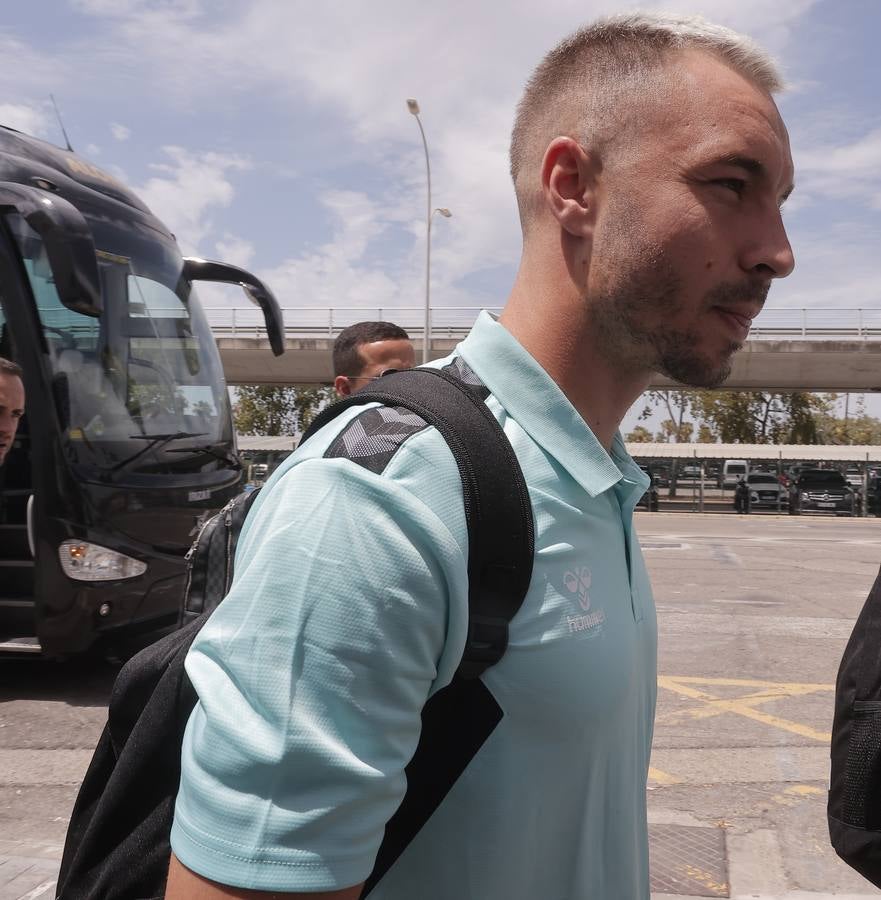 Salida de la plantilla del Betis hacia Alemania desde el aeropuerto de San Pablo