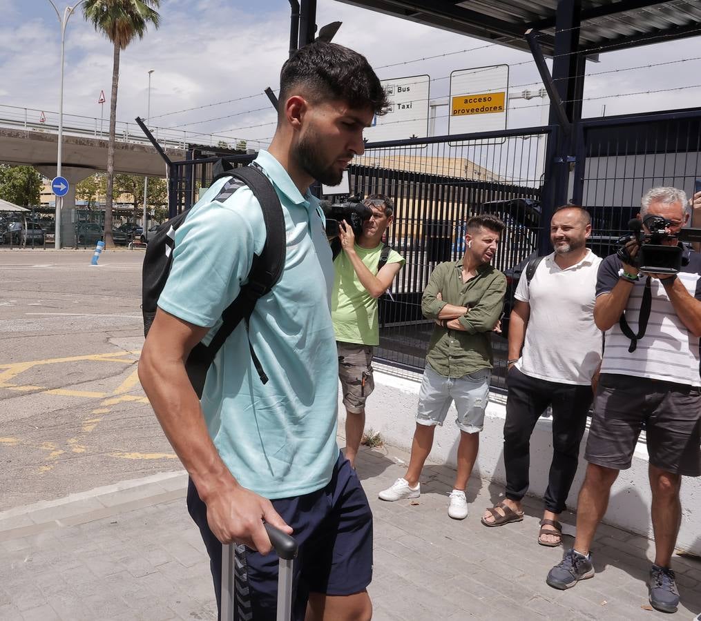 Salida de la plantilla del Betis hacia Alemania desde el aeropuerto de San Pablo