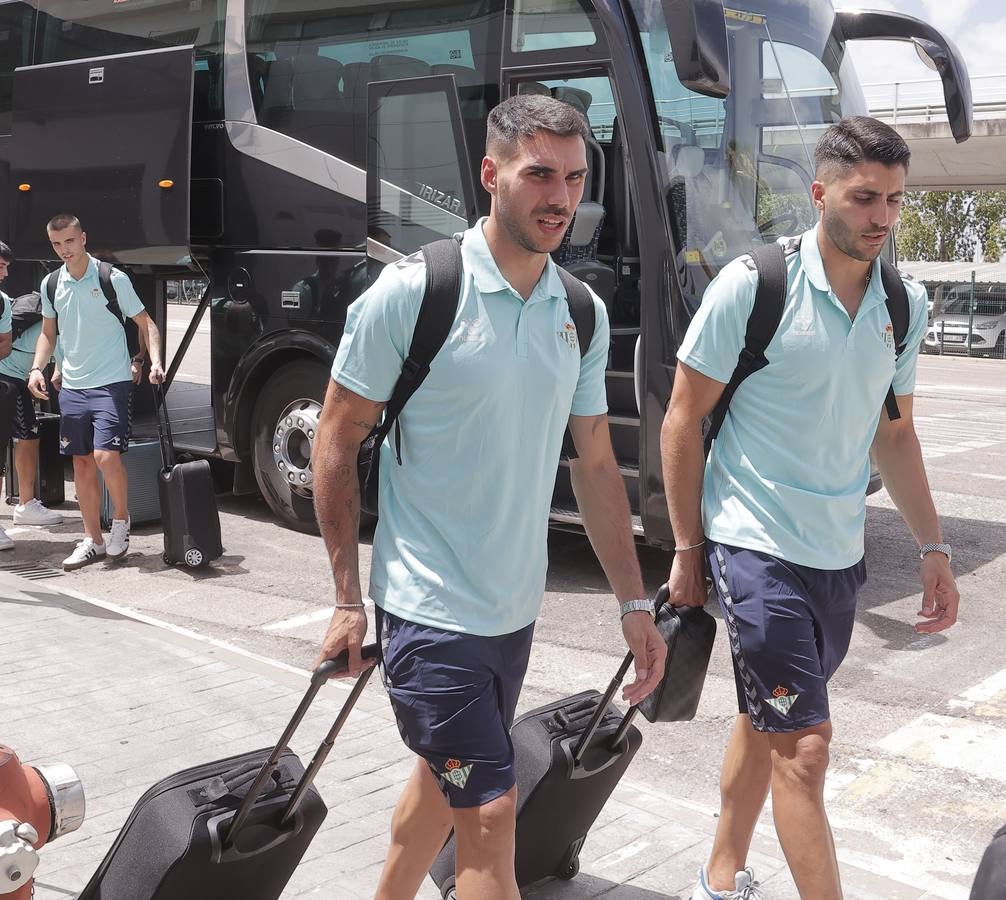 Salida de la plantilla del Betis hacia Alemania desde el aeropuerto de San Pablo