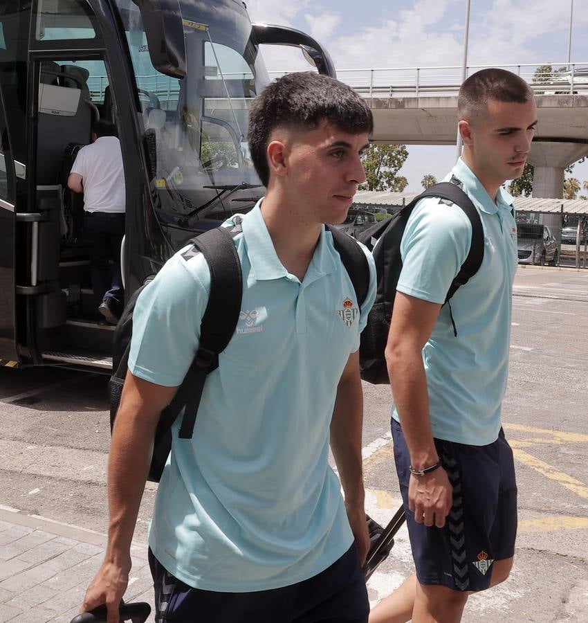 Salida de la plantilla del Betis hacia Alemania desde el aeropuerto de San Pablo