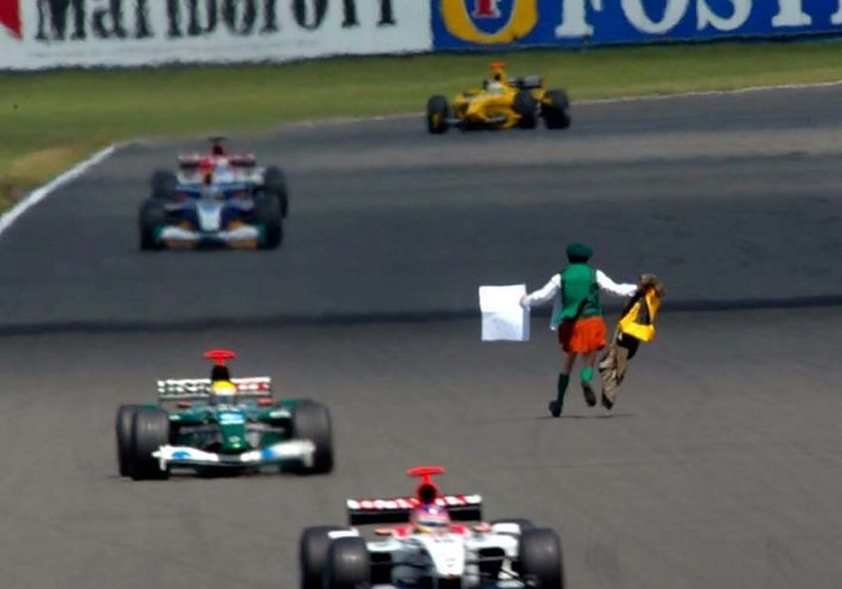 Cornelius 'Neil' Horan corre entre los monoplazas en Silverstone